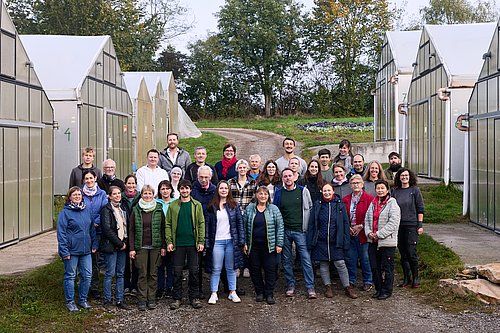 ReinSaat Team 2024 - Gruppenbild flankiert von Gewächshäusern